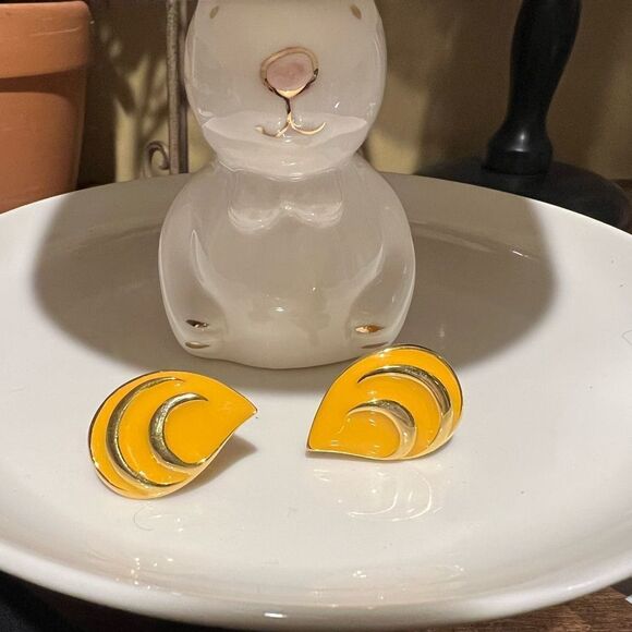 BEAUTIFUL YELLOW GOLD CLIP EARRINGS BY JIM SHORE - Picture 1 of 3